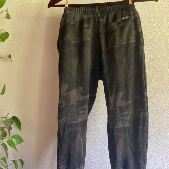 Salty Crew Camo Sweatpants. Youth Medium - Picture 3 of 4